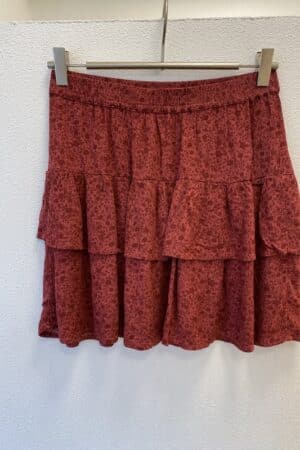 ONL30 BERYL SHORT REFFLE SKIRT EARTH RED/TONAL FLOW